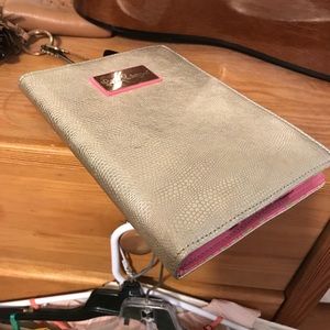 Nook reader, comes with case and charger